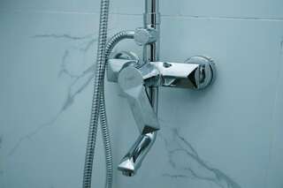 Отели типа «постель и завтрак» Gagarin Park Halal Apartments Алматы Двухместный номер с 1 кроватью и собственной ванной комнатой-60